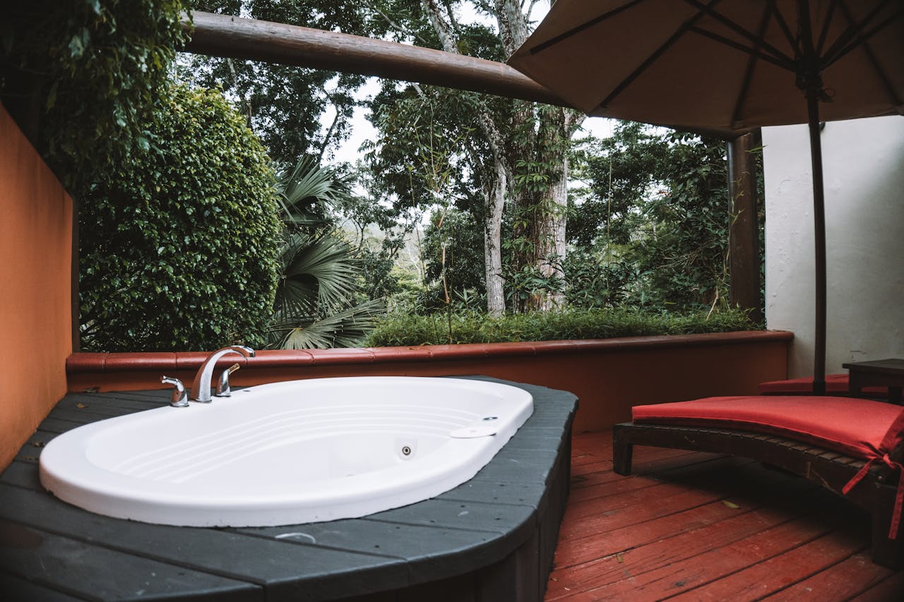 transformer le jardin en un havre de paix avec un spa extérieur